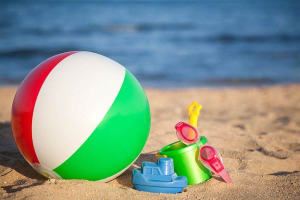Надувной мяч и игрушки для песка